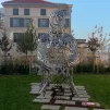 Le Messager, la sculpture de Jaume Plensa. Une personne en pleine méditation. Réalisée en acier, elle mesure 4,75 m de haut