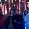 New York City, 5 novembre 2024, Toute la soirée, des écrans géants devant le Rockefeller Center ont diffusé les premiers résultats en direct. Des Américains, pour la plupart supporters de Kamala Harris, se sont rassembles pour regarder les résultats. Photographie de Claire Série / Hans Lucas.