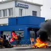 Des salaries de Michelin à Vannes en grève depuis l'annonce par la direction du groupe de la fermeture de leur usine. Crédit photo : Estelle Ruiz / Hans Lucas.