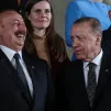 Ilham Aliyev, président de l’Azerbaïdjan, (à gauche) et Recep Tayyip Erdogan, président de la Turquie à Prague pendant une réunion de la Communauté politique européenne. Crédit photo : Valéria Mongelli / Hans Lucas.