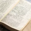 Dans la Bible hébraïque se trouvent quelques-uns des plus grands récits mythiques auxquels on se réfère encore aujourd’hui : Adam et Ève, la mer Rouge fendue en deux, Moïse et les tables de la loi… ©Unsplash