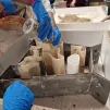 Les mains dans le béton et l'acier, les collégiennes fabriquent un récif artificiel 