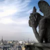 Imaginée par l'architecte Viollet-le-Duc au XIXe siècle, dans le style néogothique, la Stryge est la plus célèbre des chimères de Notre-Dame de Paris ©Wikimédia Commons