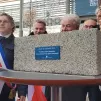 La maire PCF d'Echirolles, Amandine Demore, dévoile la première pierre citoyenne pour le commissariat qu'elle réclame pour sa commune