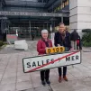 Maire de Salles-sur-Mer, Chantal Subra a retrouvé son panneau, aux côtés d'Anne-Laure Babault, ancienne députée et conseillère municipale à Salles-sur-Mer. ©RCF17 