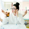 femme jonglant avec différentes tâches simultanément, avec plusieurs bras, le cerveau en ébullition