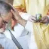 16 septembre 2018 : Remise de l'onction avec le Saint Chrême, lors de la consécration épiscopale de Mgr Matthieu ROUGE. Cath. Sainte Geneviève à Nanterre (92), France. / Corinne SIMON/CIRIC