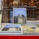 Le livre « Châteaux, manoirs et logis du Saumurois » dans une vitrine de librairie