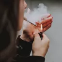 image d'illustration (fumeuse) - © Lilartsy via Unsplash