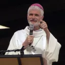 Monseigneur Blaquart, un micro à la main