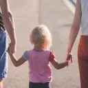 Petite fille avec ses parents