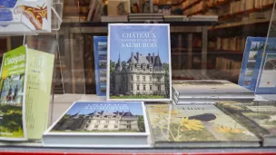 Le livre « Châteaux, manoirs et logis du Saumurois » dans une vitrine de librairie