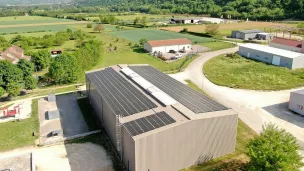 Installation sur tennis à Serrière de Briord ©Le Pl'Ain d'énergie