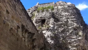 Le rempart d'Avignon au pied du Rocher (photo RL)