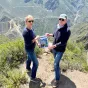 Sabine et Eric avec l'affiche au bord du canyon de Colca