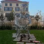 Le Messager, la sculpture de Jaume Plensa. Une personne en pleine méditation. Réalisée en acier, elle mesure 4,75 m de haut