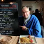Finisterestes29 : Karim Vincent-Viry promeut l'anti-gaspi alimentaire, ici au restaurant Quai Ouest de Saint-Pol de Léon @ Christophe Pluchon, RCF 2024