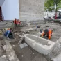 Vue (au premier plan) de l’un des caveaux trouvés lors de la fouille sur le parvis de la cathédrale St Maurice d'Angers