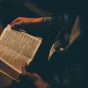 Une personne tenant une Bible 