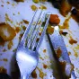 Assiettes à moitié vide et couverts sales