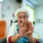 Une personne âgée dans un Ephad lors d'un atelier d'exercice cognitif