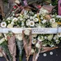Des gerbes sont déposées devant une plaque commémorative en face du Bataclan après les attentats du 13 novembre 2015 à Paris  Photographie de Gauthier 