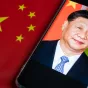 Photographie de Xi Jinping devant le drapeau de la République populaire de Chine.
