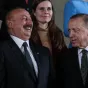 Ilham Aliyev, président de l’Azerbaïdjan (à gauche) et Recep Tayyip Erdogan, président de la Turquie à Prague pendant une réunion de la Communauté politique européenne. 
