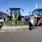 Près de 100 tracteurs se sont installés le long de la barrière de péage