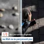 personne assise à l'extérieur la tête dans la main et le smartphone en attente d'une réponse