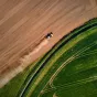Visuel d'un tracteur dans un champ © Red Zeppelin via Unsplash 