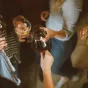 image d'illustration (groupe autour de verres de vin) - © Kelsey Chance via Unsplash