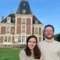 Charlotte et Grégoire devant leur château