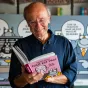 Portrait Philippe Geluck et de son livre Tout est vrai