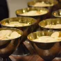 Dans la sacristie de la Cathedrale St Pierre de Vannes, une dizaine de bénévoles préparent chaque jour les célébrations.