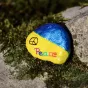 Un caillou peint aux couleurs de l'Ukraine avec la mention "peace"