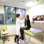 médecin femme généraliste auscultant une patiente dans son cabinet