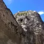 Le rempart d'Avignon au pied du Rocher (photo RL)