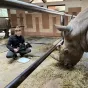 Une vétérinaire qui soigne un rhinocéros.