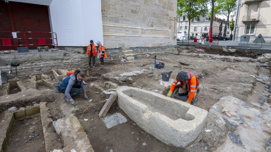 Vue (au premier plan) de l’un des caveaux trouvés lors de la fouille sur le parvis de la cathédrale St Maurice d'Angers