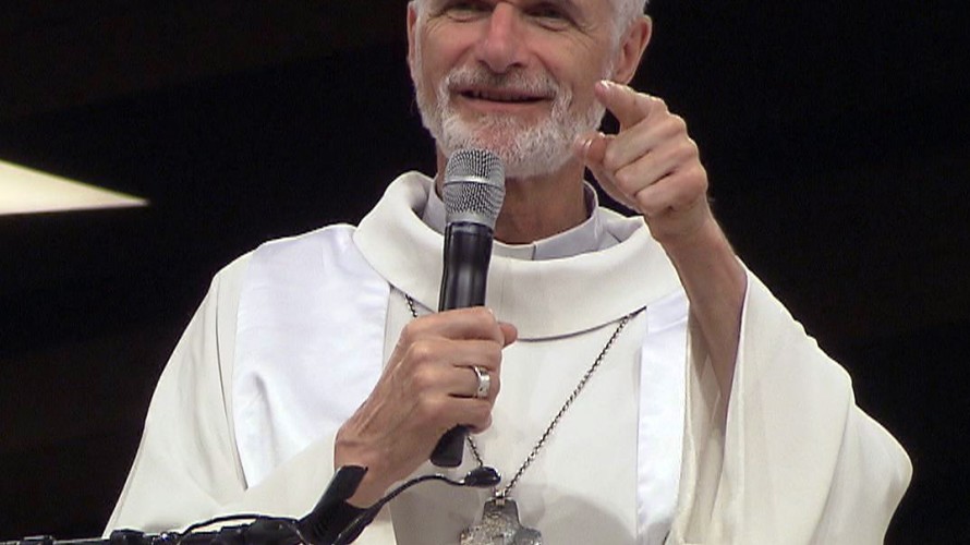 Monseigneur Blaquart, un micro à la main