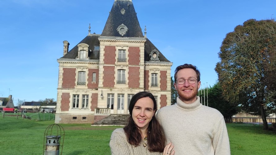 Charlotte et Grégoire devant leur château