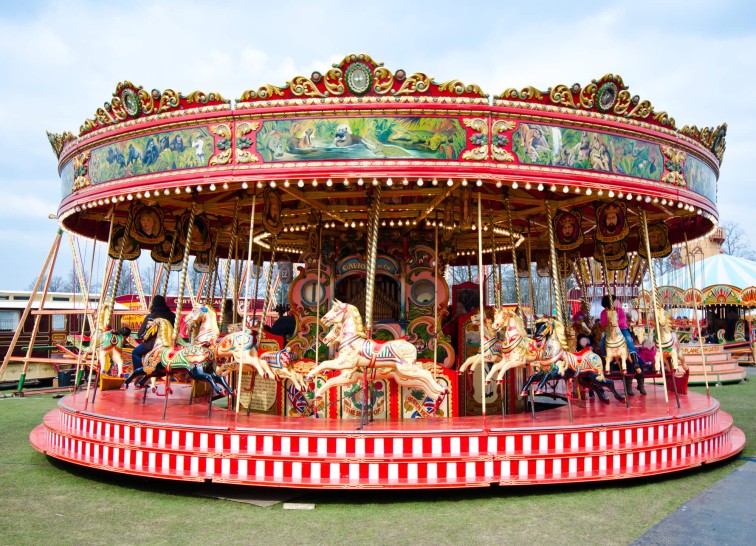 Encore un magnifique carrousel avec des petits chevaux, très joli