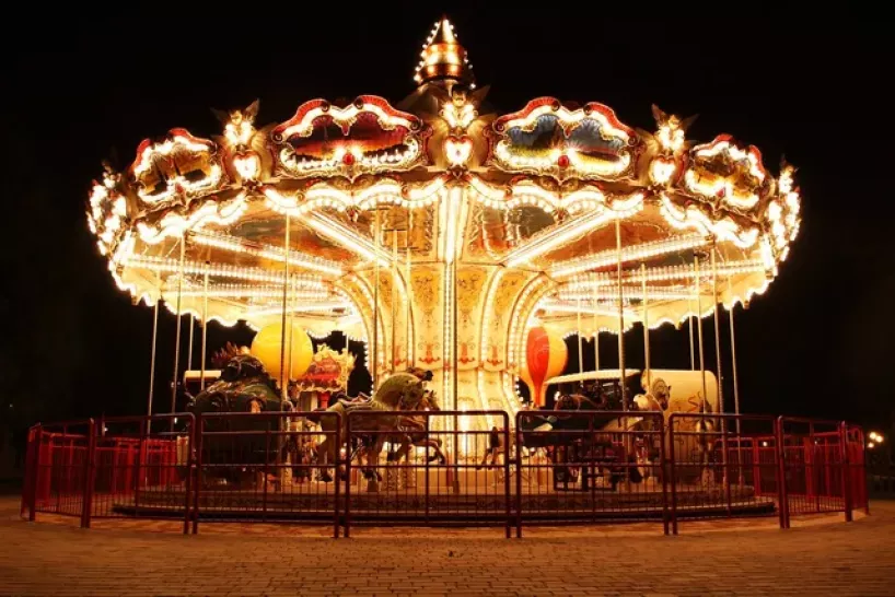 Un joli carrousel, de nuit, en mode paysage